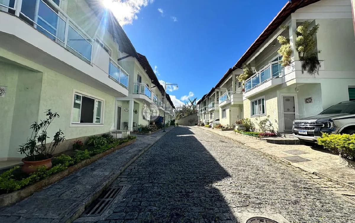 Casa em condomínio à venda com 4 quartos sendo 2 suítes, 138 m² em Agriões Teresópolis/RJ.