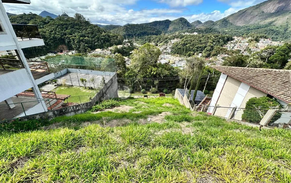 Terreno à venda em condomínio com 400 m² na Tijuca - Teresópolis/RJ.