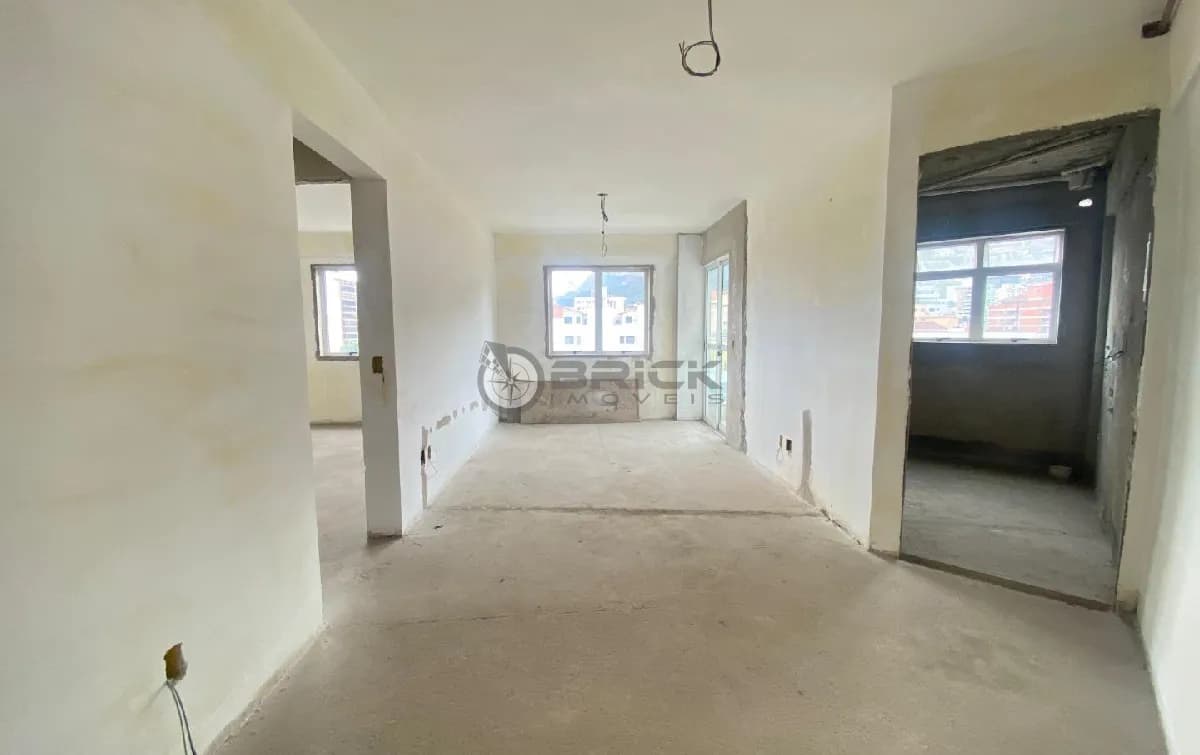 Apartamento à venda com 1 quarto, 50 m² na Várzea - Teresópolis/RJ.