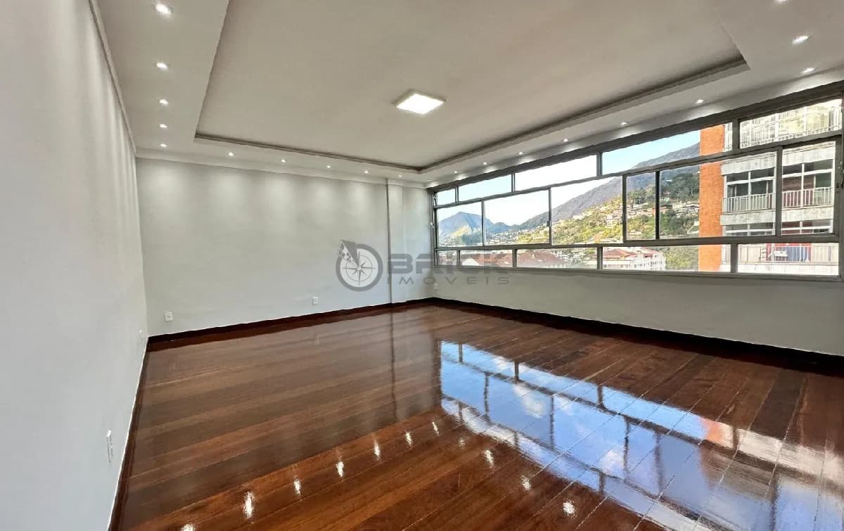 Apartamento à venda com 2 quartos sendo 1 suíte, 100 m² no Alto - Teresópolis/RJ.