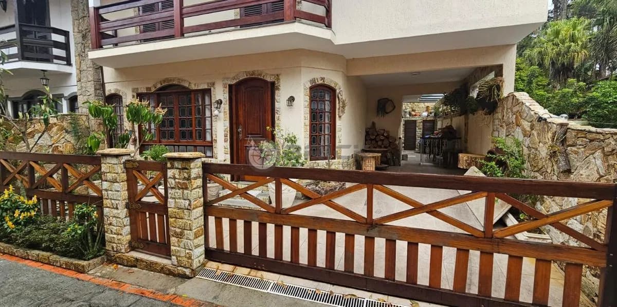 Casa à venda em condomínio com 5 quartos sendo 1 suíte, 247.91 m² no Alto - Teresópolis/RJ.