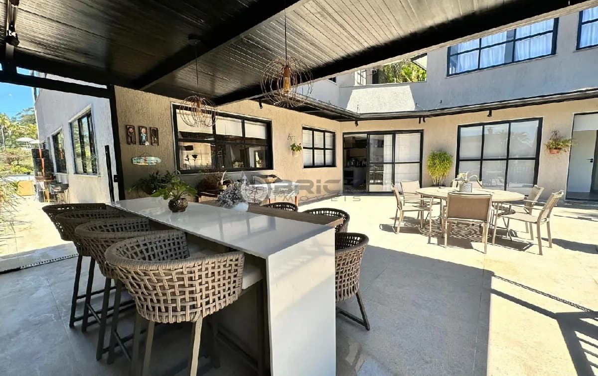 Casa à venda com 5 quartos sendo 3 suítes, 358 m² em Iucas - Teresópolis/RJ.