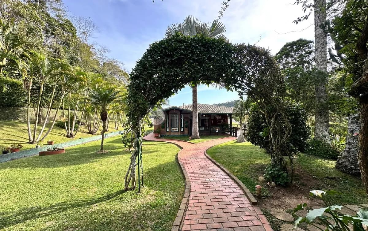 Casa de campo à venda em condomínio com 5 quartos sendo 3 suítes, 2.890 m² de terreno em Albuquerque - Teresópolis/RJ.