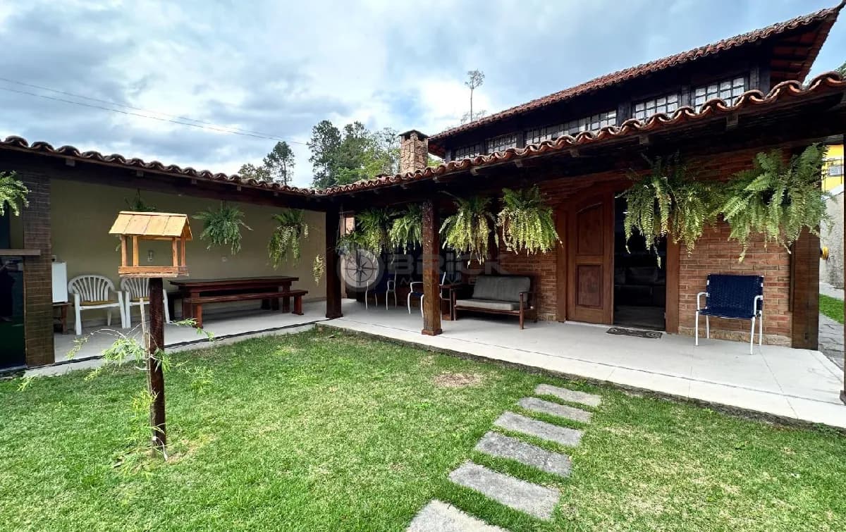 Casa + apartamento à venda com 6 suítes, 283.21 m² na Tijuca - Teresópolis/RJ.