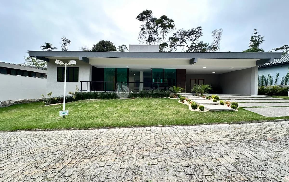 Casa em condomínio à venda com 3 suítes, 280 m² em Quebra Frascos - Teresópolis/RJ.