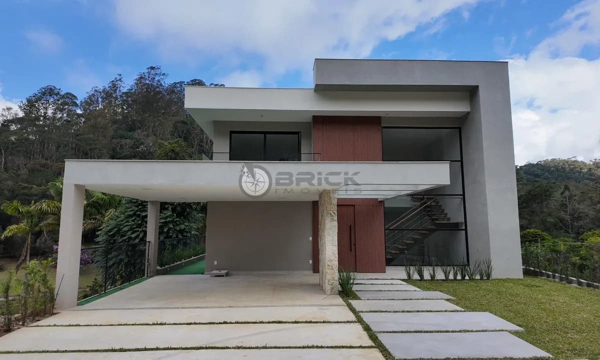 Casa à venda com 4 quartos sendo 2 suítes, 405 m² em Quebra Frascos - Teresópolis/RJ.