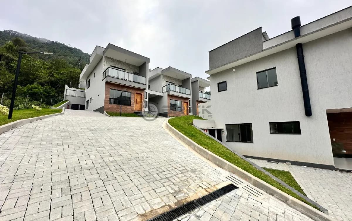 Casa à venda em condomínio com 3 quartos sendo 2 suítes, 138.84 m² no Golfe - Teresópolis/RJ.