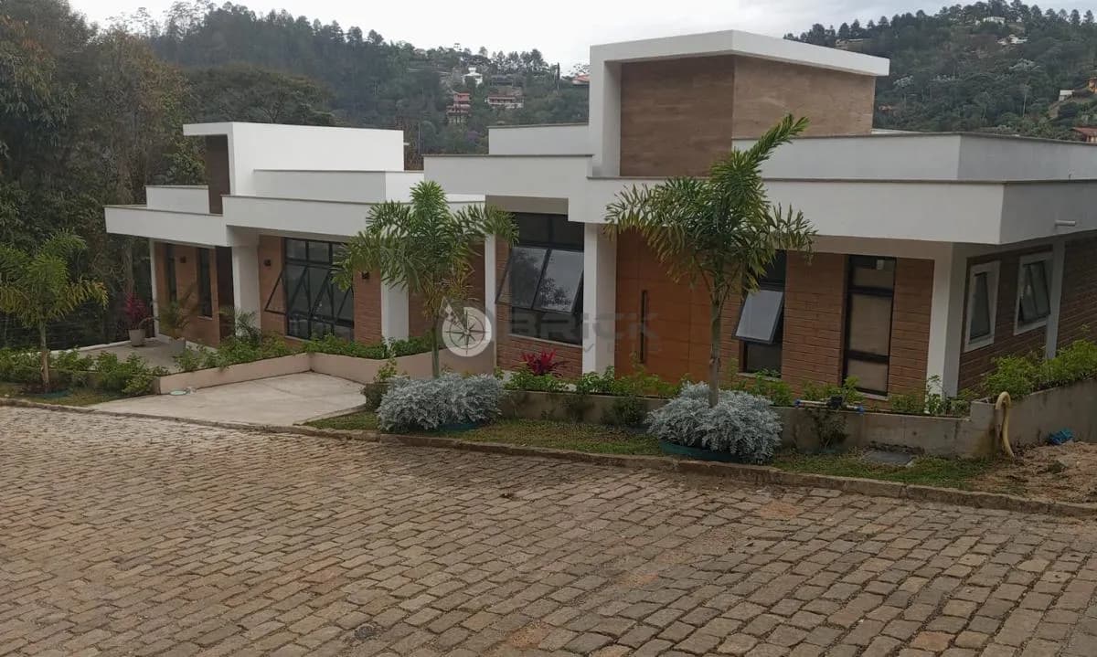 Casa à venda com 4 quartos sendo 1 suíte, 198 m² em condomínio em Albuquerque - Teresópolis/RJ.