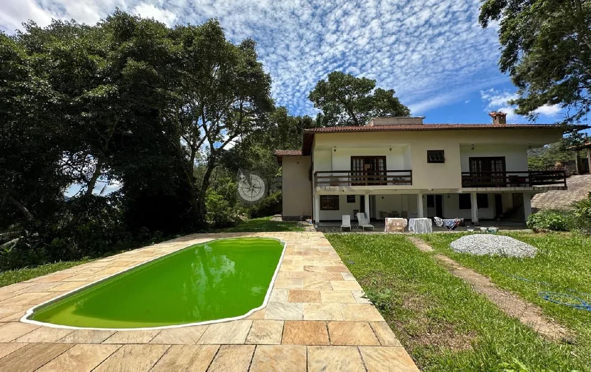 Casa à venda com 5 quartos sendo 2 suítes, 312 m² na Granja Guarani - Teresópolis/RJ.