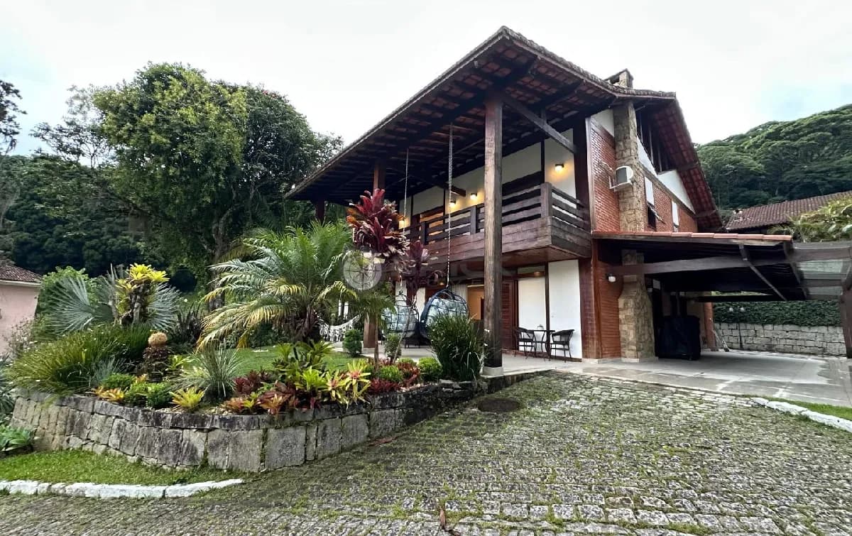 Casa em condomínio à venda com 5 suítes, 321.29 m² no Comary - Teresópolis/RJ.