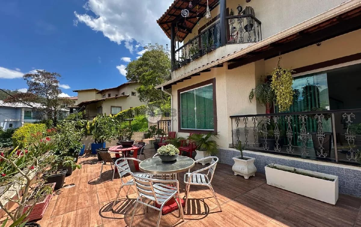 Casa à venda com 3 quartos sendo 1 suíte, 178.84 m² em Vargem Grande - Teresópolis/RJ.