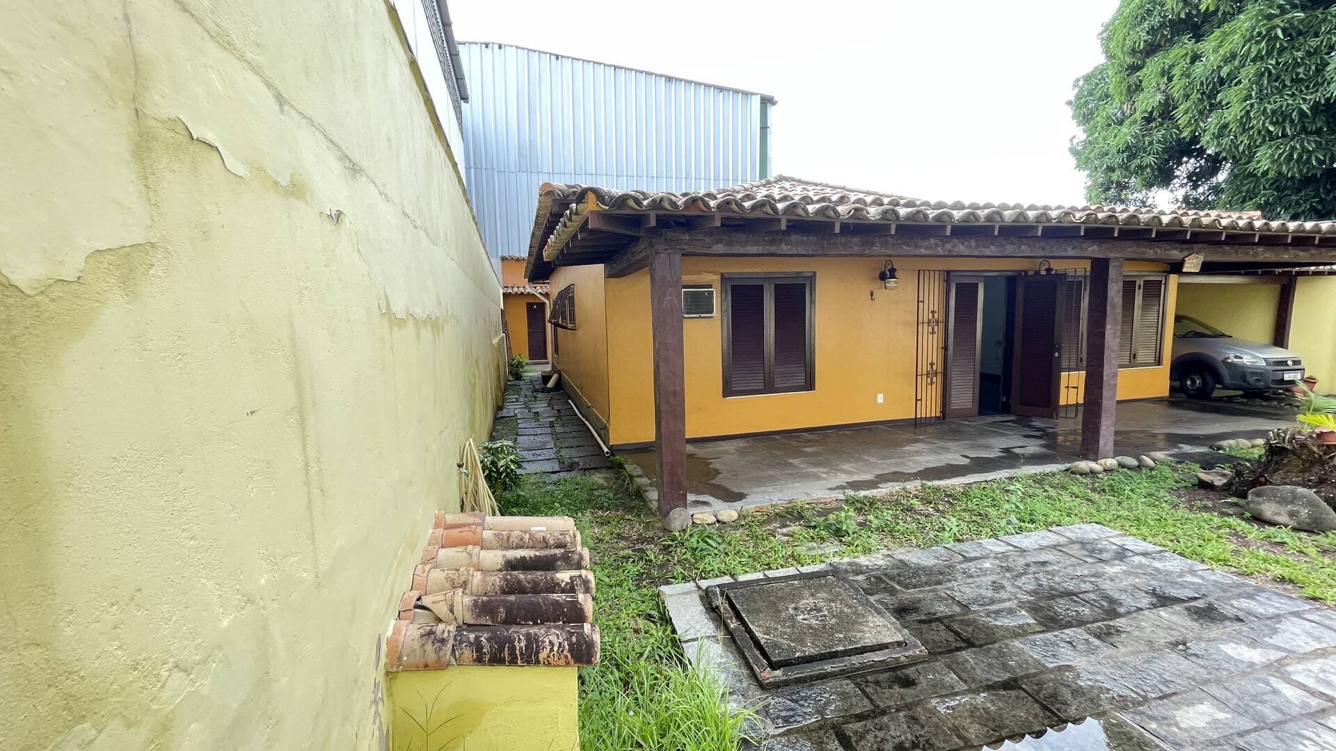 CASA LINEAR À VENDA COM 3 QUARTOS NO JARDIM FLAMBOYANT, CABO FRIO/RJ