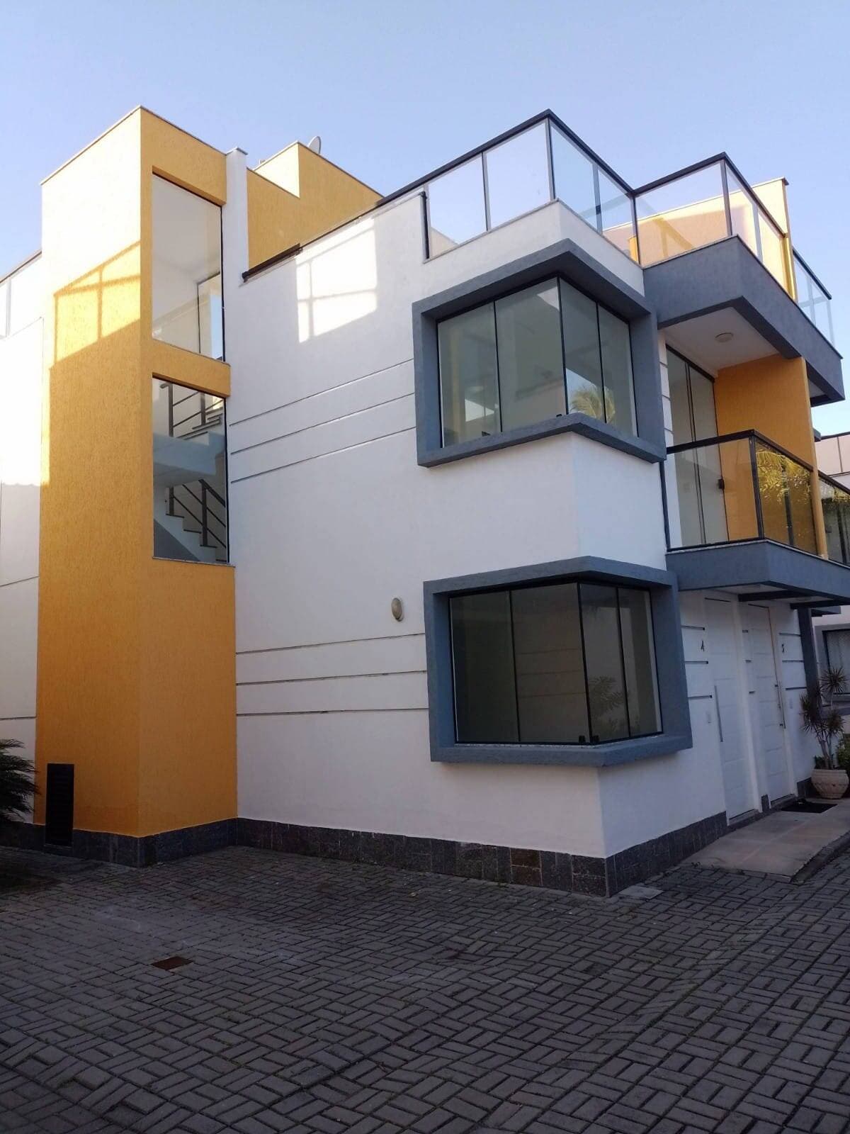 Triplex em condomínio, Portinho, Cabo Frio-RJ