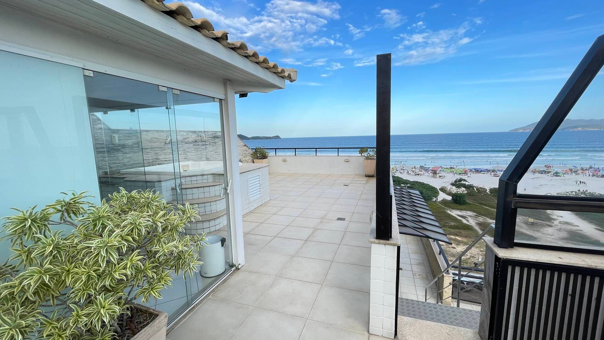 Cobertura com 4 suítes de frente para Praia do Forte, 275m²