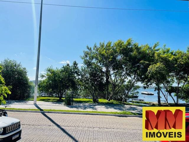 Terreno com 995m² de Frente para Lagoa das Palmeiras em Cabo Frio