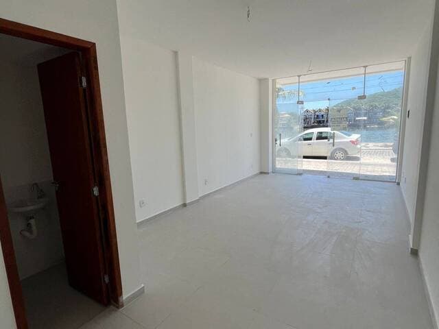 Lojas no Portinho em frente ao canal em Cabo Frio