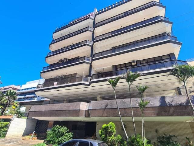 Amplo apartamento na quadra da praia das Dunas com vista parcial do Mar