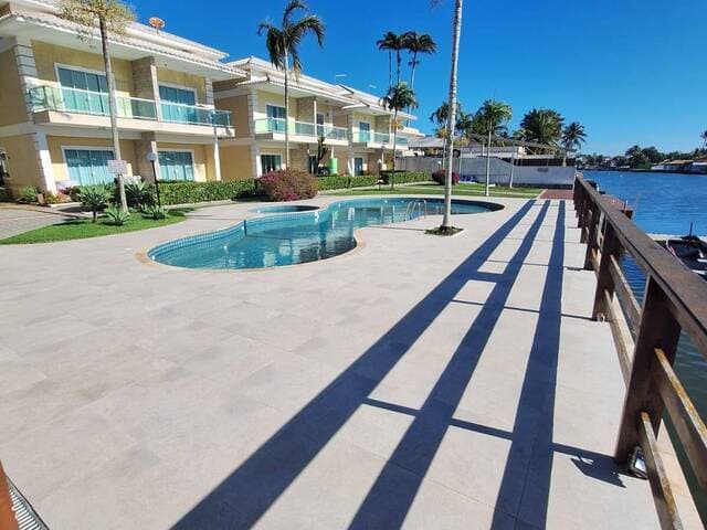 Casa Duplex em Condomínio com Canal Navegável na Ogiva em Cabo Frio