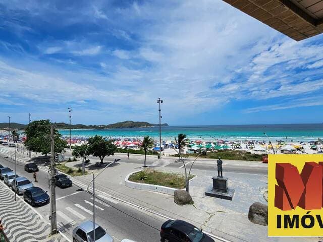 Apartamento pé na areia com 2 quartos na praia do Forte em Cabo Frio.
