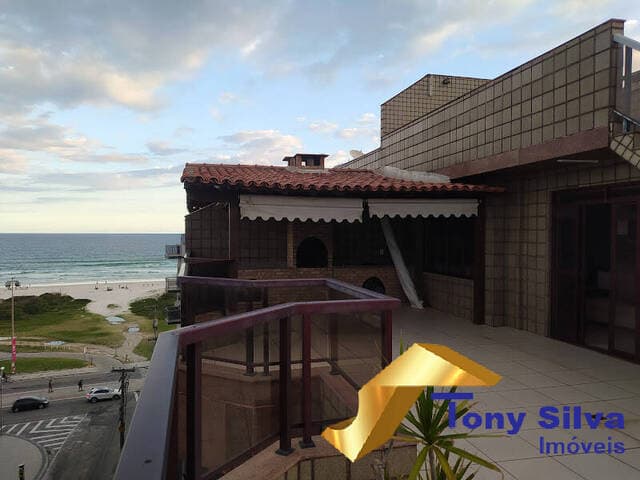 Cobertura tríplex com 5 quartos e vista para a Praia do Forte !!