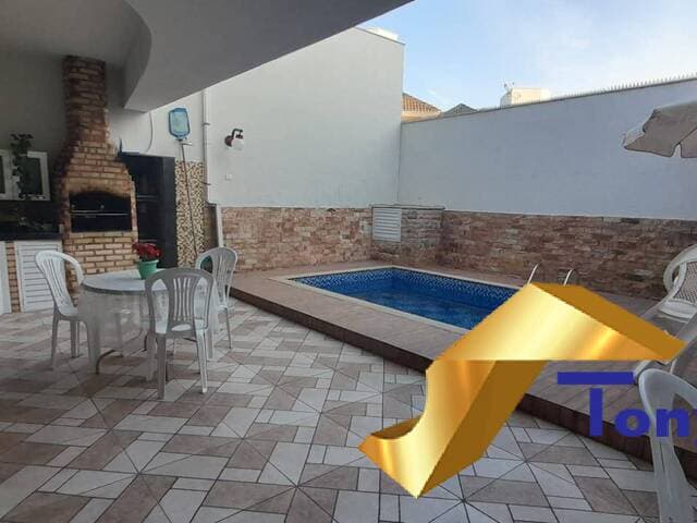 CASA INDEPENDENTE COM PISCINA EM ÁREA NOBRE
