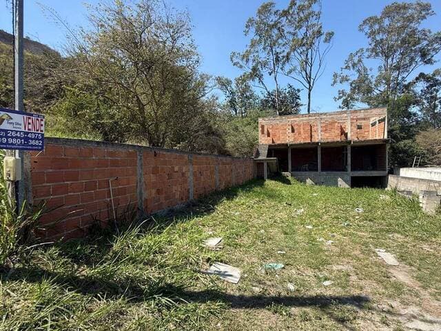Terreno em condomínio com construção edificada em São Pedro D`Aldeia !