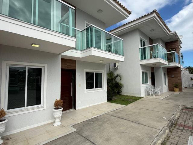 Duplex em condomínio com área de  lazer completa no Portinho !!!