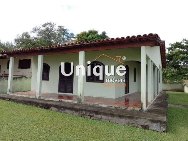 Casa linear independente a poucos metros da Praia do Sudoeste!