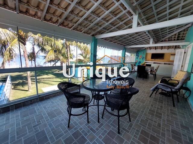 Casa pé na areia na Praia do Sudoeste, à venda por R$ 1.300.000,00.