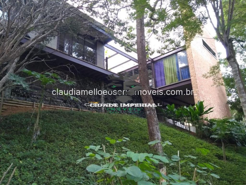 LINDA CASA EM CONDOMINIO EM ITAIPAVA DE ALTO PADRÃO COM 5 QUARTOS EM CONTATO COM A NATUREZA