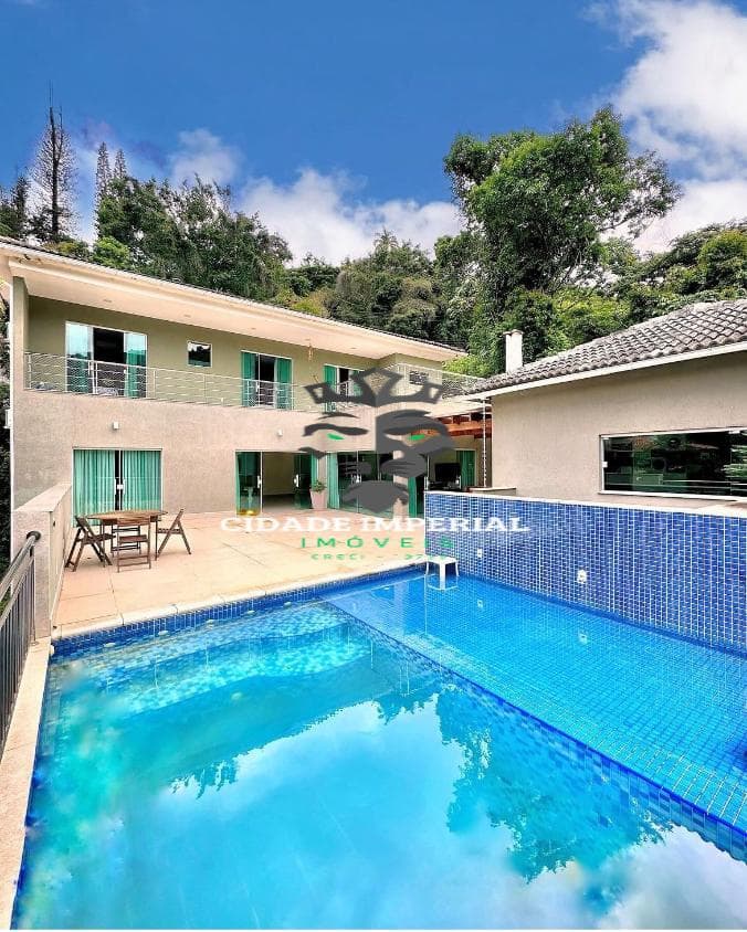 CASA DE CONDOMÍNIO COM 5 SUÍTES, LAREIRA, PISCINA AQUECIDA , ACEITA PERMUTA POR IMOVEL NO RIO OU ITAIPAVA