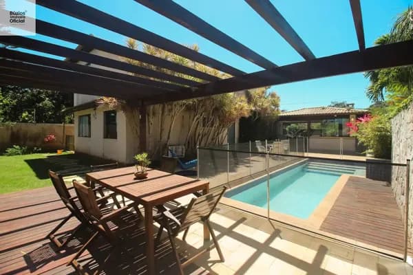 Casa em Condomínio com piscina privativa, a 300 metros da Praia.