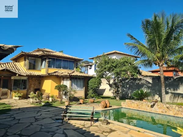 Casa Duplex com piscina privativa e quintal amplo, próximo à praia.